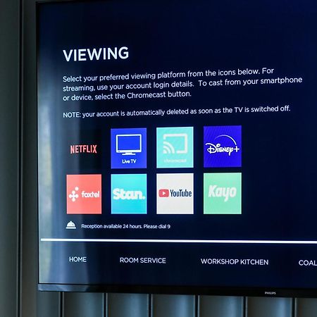 Powerhouse Hotel Tamworth By Rydges Exterior foto A television with a built-in Chromecast