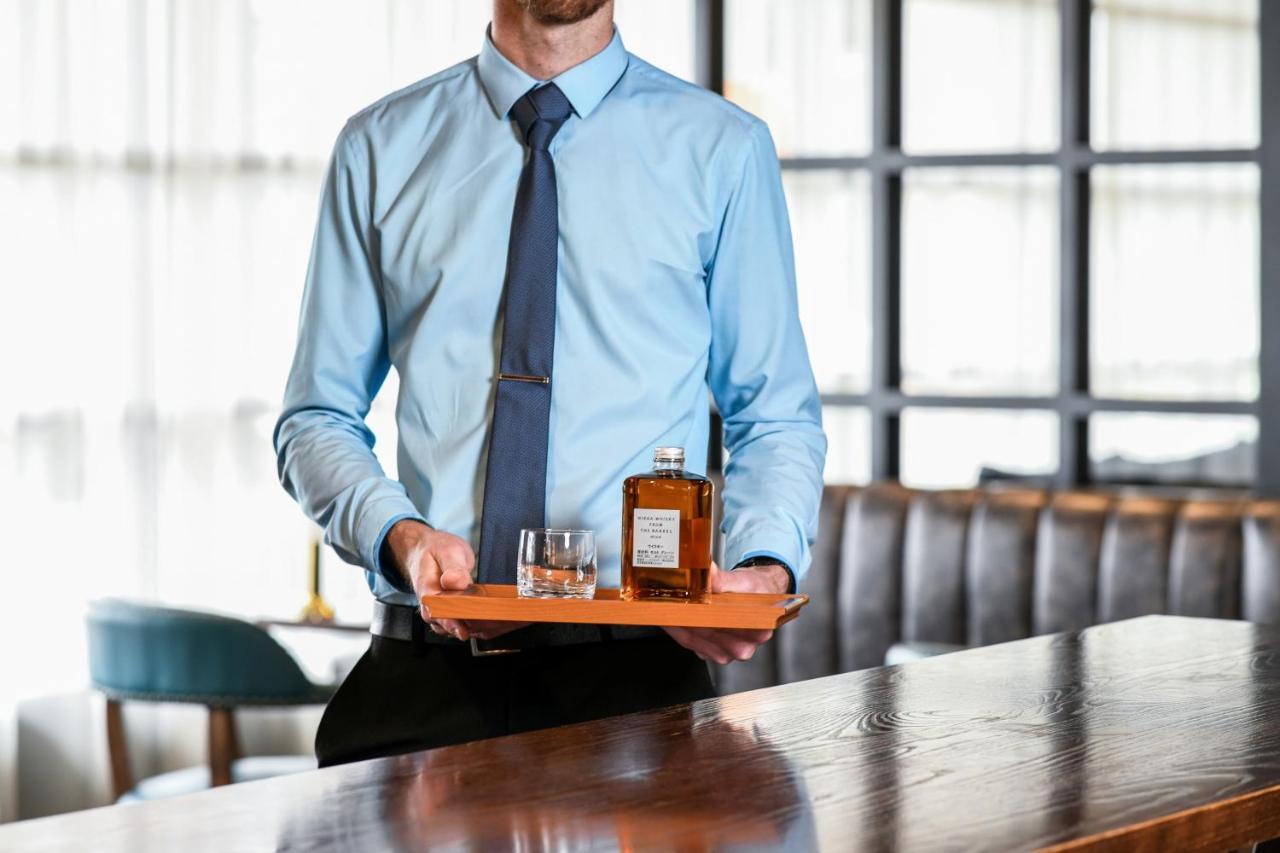 Powerhouse Hotel Tamworth By Rydges Exterior foto A butler serving drinks