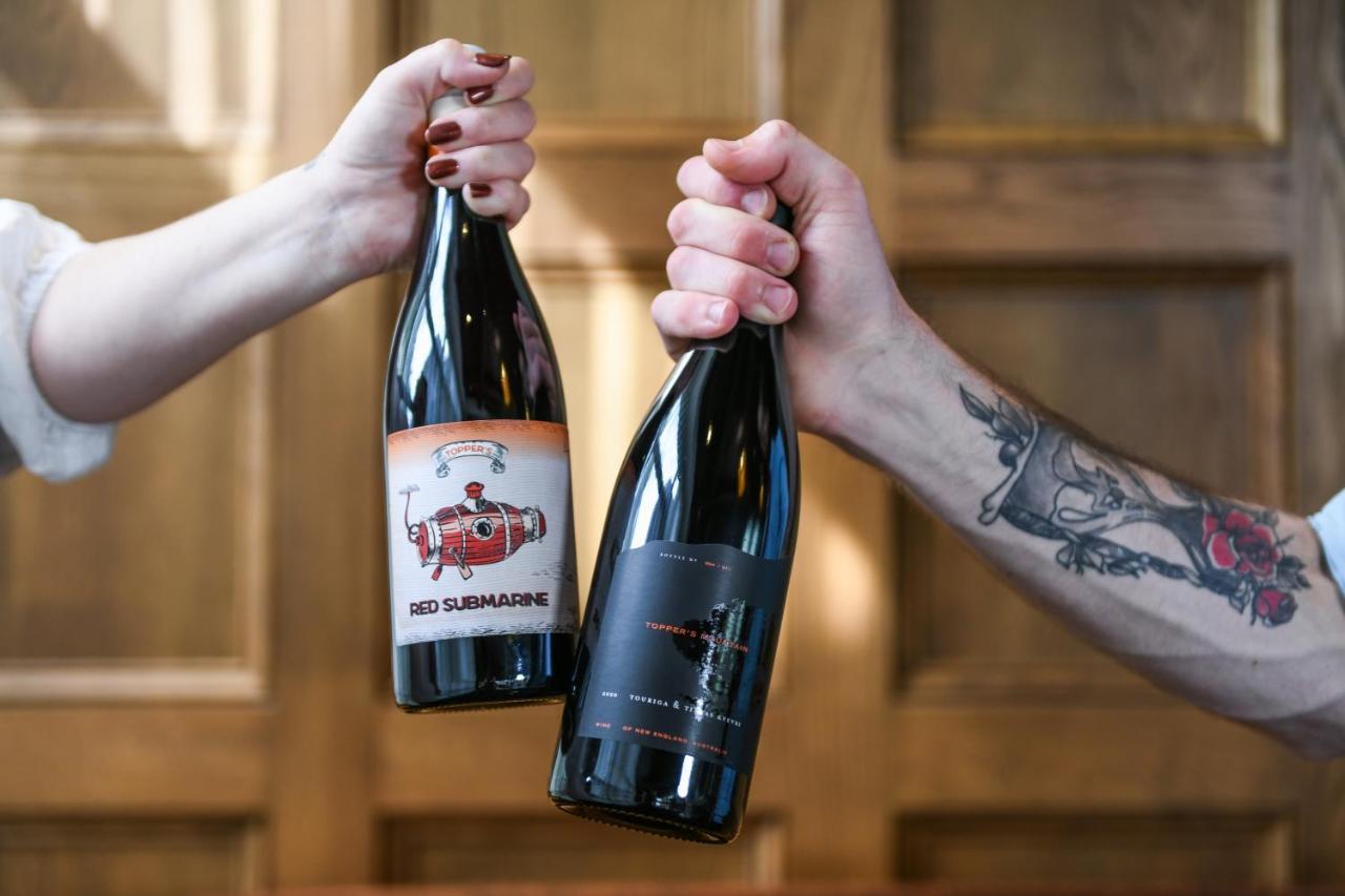 Powerhouse Hotel Tamworth By Rydges Exterior foto Two bottles of wine