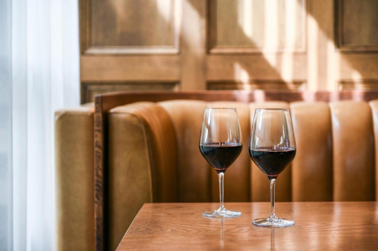 Powerhouse Hotel Tamworth By Rydges Exterior foto Wine at the restaurant