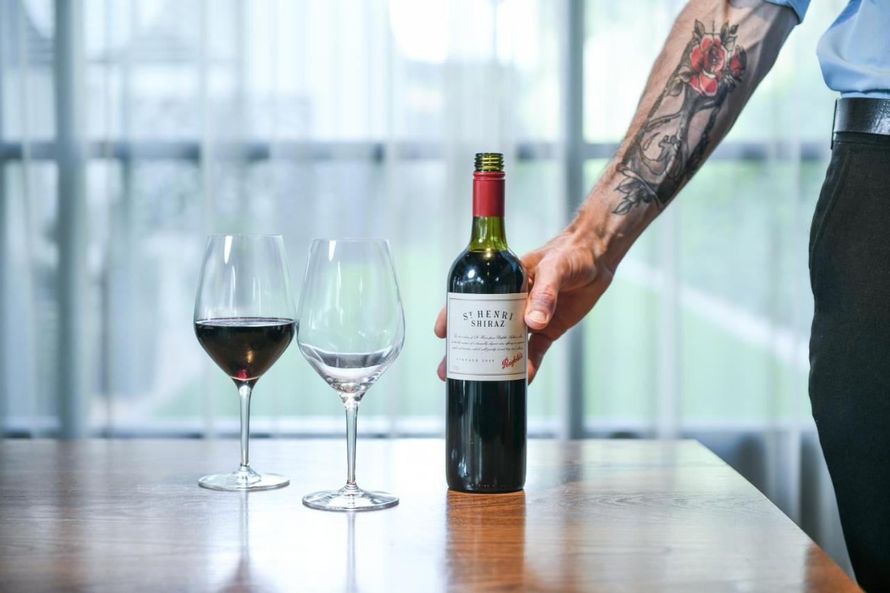 Powerhouse Hotel Tamworth By Rydges Exterior foto A wine server holding a bottle of wine