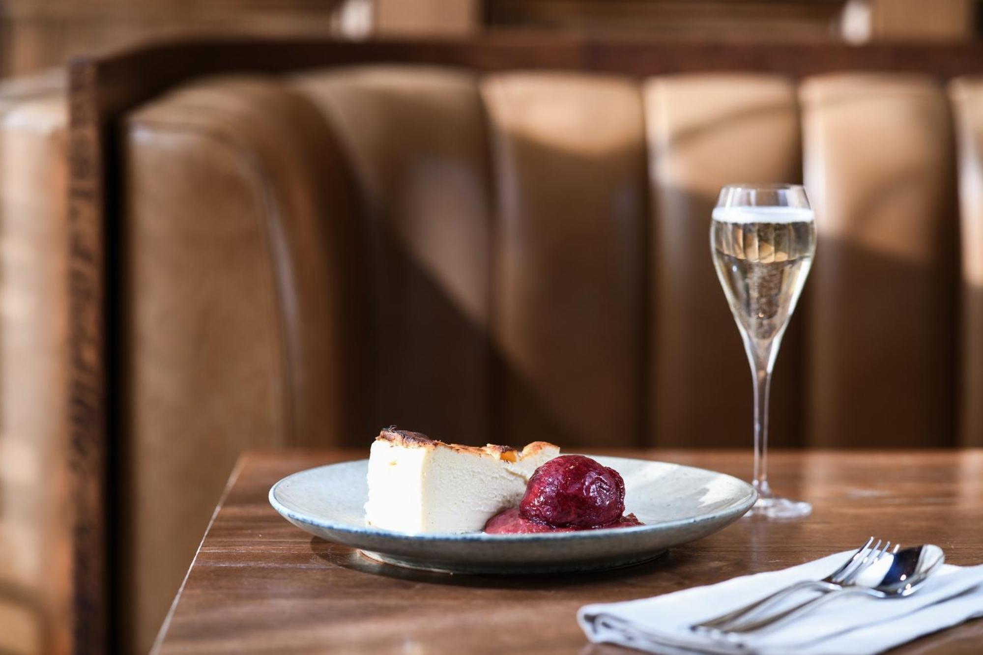 Powerhouse Hotel Tamworth By Rydges Exterior foto A glass of Champagne with a dessert