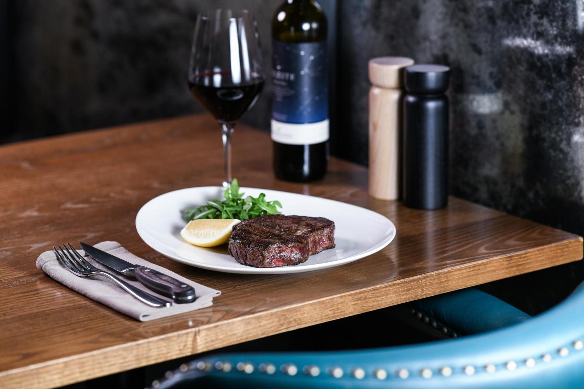 Powerhouse Hotel Tamworth By Rydges Exterior foto A steak and wine dinner