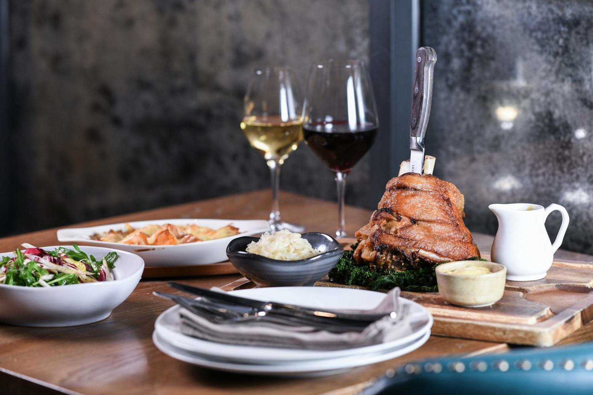 Powerhouse Hotel Tamworth By Rydges Exterior foto A meal at the restaurant