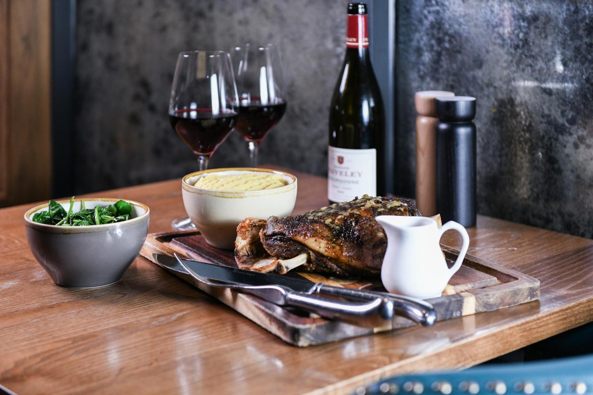 Powerhouse Hotel Tamworth By Rydges Exterior foto A meal at the restaurant