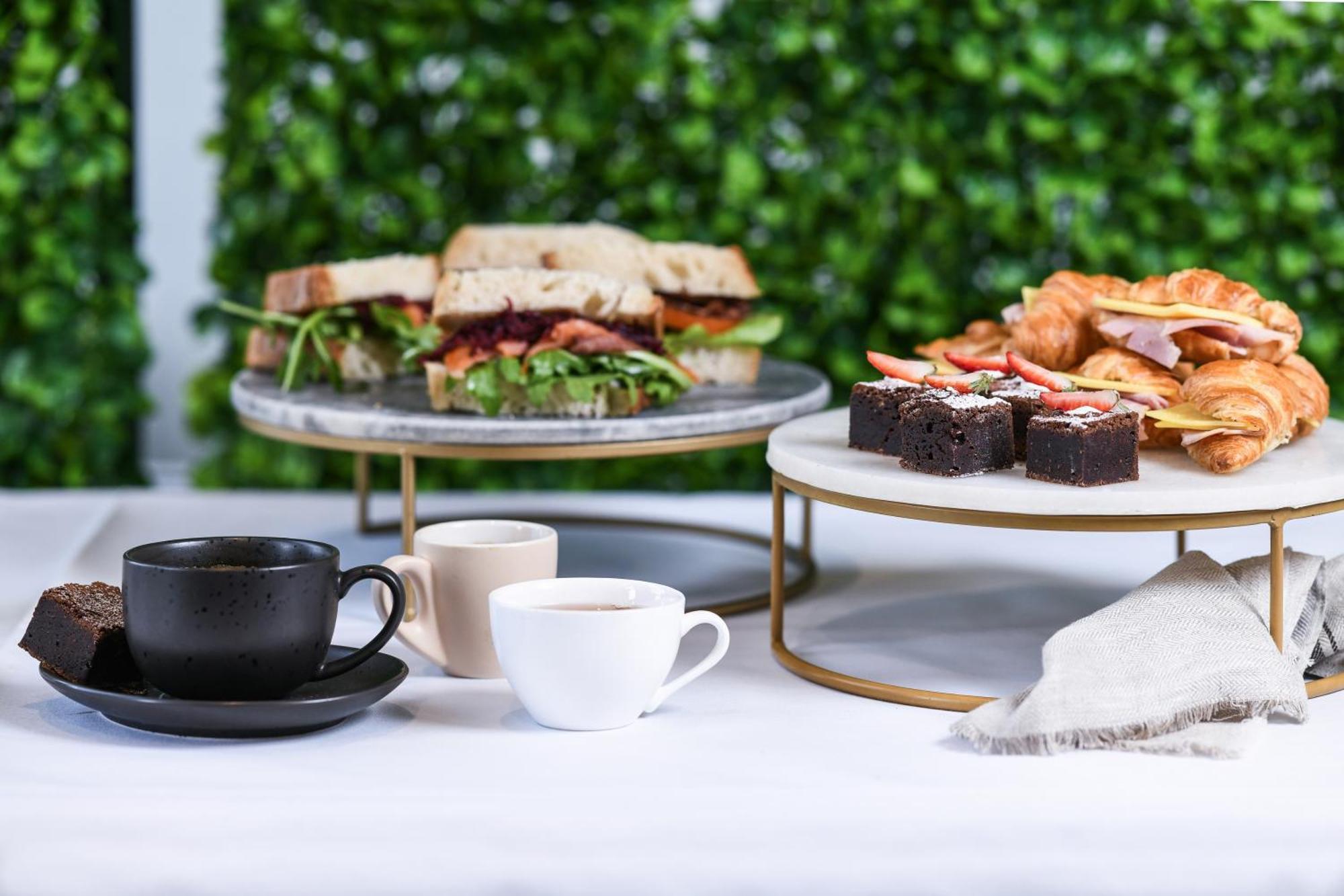 Powerhouse Hotel Tamworth By Rydges Exterior foto A selection of afternoon tea items